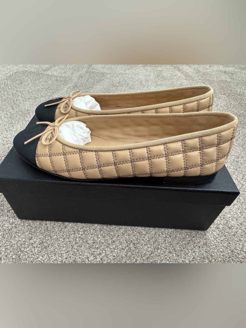CHANEL Beige and Black Quilted Cap-Toe Leather Ballet Flats Sz 40 - Picture 2 of 16